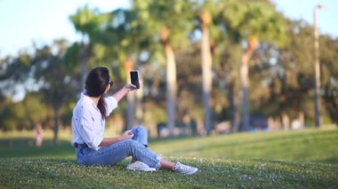 Cep telefonu kullanan genç kadın.