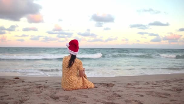 Mujer Joven Sombrero Santa Sentado Playa — Vídeos de Stock