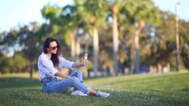 Cep telefonu kullanan genç kadın.