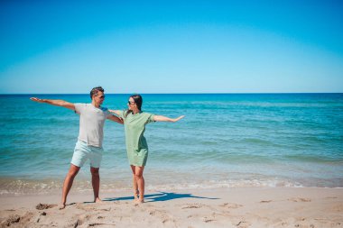 Aile plaj tatili. Genç çift denizde yürüyor.