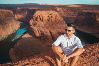 Uçurumun kenarındaki beyaz adam. Arizona 'daki At nalı bandı kanyonu. Macera ve turizm konsepti. Yüksek kalite fotoğraf