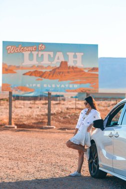 Utah yol tabelasına hoş geldiniz. Utah 'taki Anıt Vadisi' nde büyük bir hoş geldin tabelası.