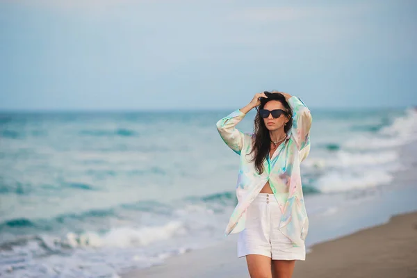 Joven Hermosa Mujer Vacaciones Playa — Foto de Stock