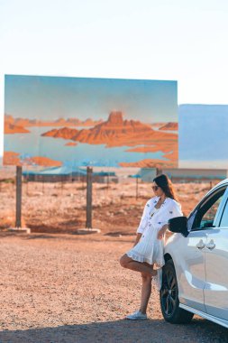 Utah yol tabelasına hoş geldiniz. Utah 'taki Anıt Vadisi' nde büyük bir hoş geldin tabelası.