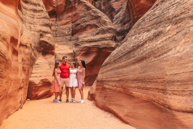 Arizona, ABD 'de Antilope Kanyonu' nu keşfeden dört kişilik mutlu bir aile. Antilop Canyon Renk Gradyanı. Yüksek kalite fotoğraf