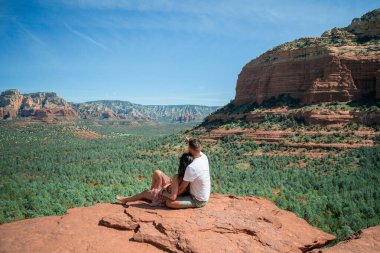 Devils Köprüsü Yolu 'nda seyahat, Sedona, Arizona, ABD' de manzara manzarası. Mutlu çift Sedona 'nın ünlü patikasında. Yüksek kalite fotoğraf