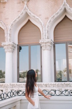 Güzel bir bayan Las Vegas 'taki ünlü oteli izliyor. Meşgul bir şehirde duruyor. Las Vegas 'ta tatil yapan Amerika' nın ünlü turistik merkezi. Yüksek kalite fotoğraf