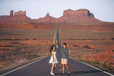 Utah 'taki Monument Valley Kabile Parkı' nda manzara otoyolu. Anıt Vadisi 'ndeki ünlü yolda genç bir aile.