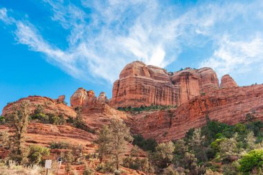 Arizona 'da mavi gökyüzü olan Sedona' daki Manzaralı Katedral Kayası