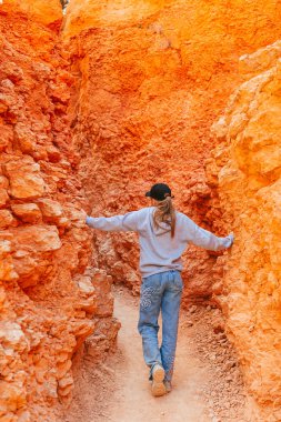 Bryce Kanyonu 'nda yürüyüş yapan yürüyüşçü kız ABD' nin Utah eyaletindeki Canyons Ulusal Parkları 'ndaki yürüyüşü sırasında inanılmaz manzaraya bakıyor.. 