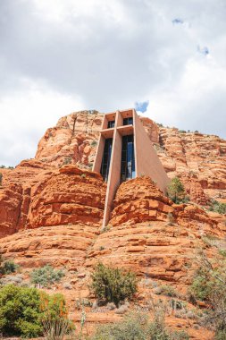 Sedona, Arizona 'daki kızıl kayalar arasında geçen Kutsal Haç Şapeli.