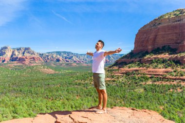 Devils Köprüsü Yolu 'nda seyahat, Sedona, Arizona, ABD' de manzara manzarası. Sedona 'nın ünlü patikasındaki mutlu adam. 