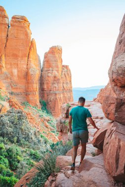 Genç yürüyüşçü Sedona, Arizona 'daki Katedral Kayası' nda bir uçurumun kenarında. Arizona 'da mavi gökyüzü olan Sedona' daki Scenic Cathedral Rock 'tan görüntü