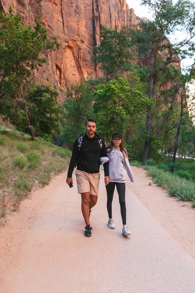 Babası Kızı Kızıl Dağlarda Yürüyüş Yapıyor Aile Zion Ulusal Parkı Telifsiz Stok Imajlar