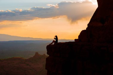 Sedona, Arizona 'daki Katedral Rock' ta yürüyüş yapan genç bir kadın. Arizona 'da mavi gökyüzü olan Sedona' daki Scenic Cathedral Rock 'tan görüntü