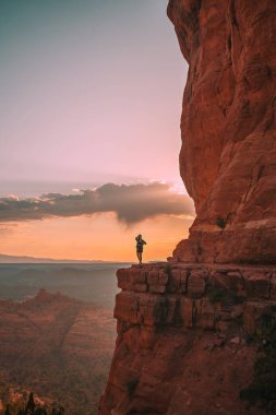 Sedona, Arizona 'daki Katedral Rock' ta yürüyüş yapan genç bir kadın. Arizona 'da mavi gökyüzü olan Sedona' daki Scenic Cathedral Rock 'tan görüntü