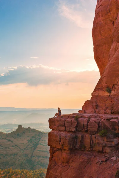 Sedona, Arizona 'da gün batımında Katedral Rock' ın kenarındaki küçük kızın arka görüntüsü. Arizona 'da mavi gökyüzü olan Sedona' daki Scenic Cathedral Rock 'tan görüntü