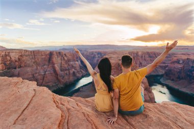 Arizona, Paje 'deki Horseshoe Kanyonu' nda birbirine aşık genç bir çift. Macera ve turizm konsepti. Amerika 'nın güzel doğası