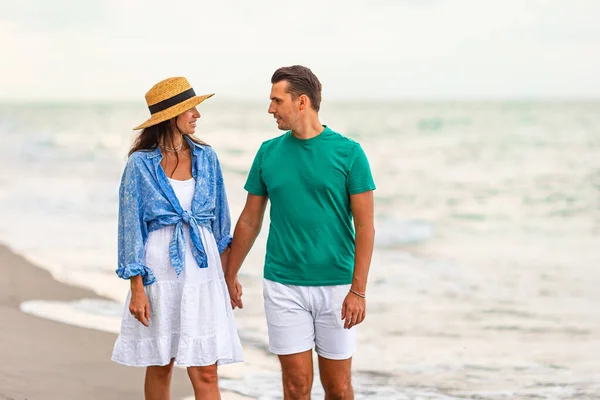 Glückliches Verliebtes Paar Strandurlaub Beim Gemeinsamen Sonnenuntergang Junge Frau Weißen — Stockfoto