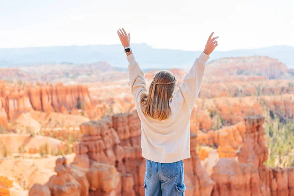 Rückansicht Eines Mädchens Bryce Canyon Das Die Aussicht Einer Wunderschönen — Stockfoto
