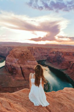 Colorado Nehri, Arizona 'nın muhteşem manzaralı Page Canyon' daki ünlü Horseshoe Bend 'deki mutlu kız. Macera ve turizm konsepti.