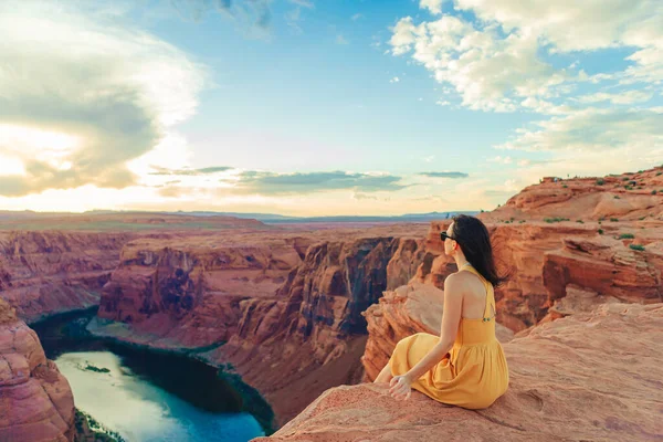 Junges Mädchen Gelbem Kleid Rande Der Klippe Horseshoe Band Canyon — Stockfoto