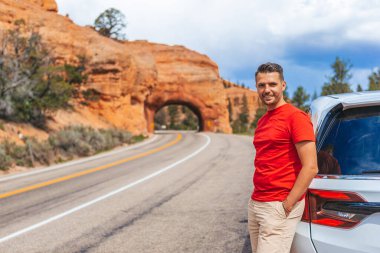 Red Canyon 'daki doğal taş kemeri, Dixie Ulusal Ormanı, Utah, ABD