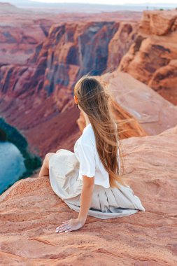 Colorado Nehri, Arizona 'nın muhteşem manzaralı Page Canyon' daki ünlü Horseshoe Bend 'deki mutlu kız. Macera ve turizm konsepti.