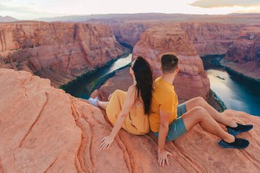 Arizona, Page 'deki Horseshoe Kanyonu' nda birbirine aşık genç bir çift. Macera ve turizm konsepti. Amerika 'nın güzel doğası