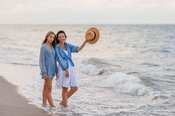 Joven Hermosa Madre Adorable Hija Pequeña Divierten Playa Tropical Imagen De Stock