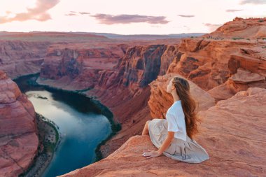 Colorado Nehri, Arizona 'nın muhteşem manzaralı Page Canyon' daki ünlü Horseshoe Bend 'deki mutlu kız. Macera ve turizm konsepti.