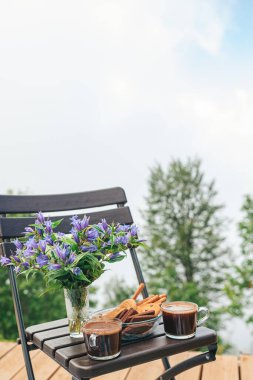 Sabah iki fincan kahve dağlarda