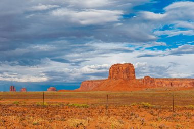 Utah 'taki Monument Valley Kabile Parkı' nda manzaralı otoyol.