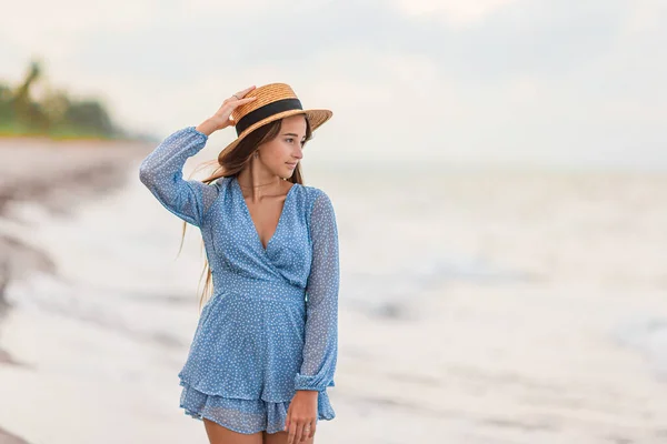 Adorable Chica Playa Atardecer Chica Feliz Sombrero Paja Vestido Azul Imagen de archivo