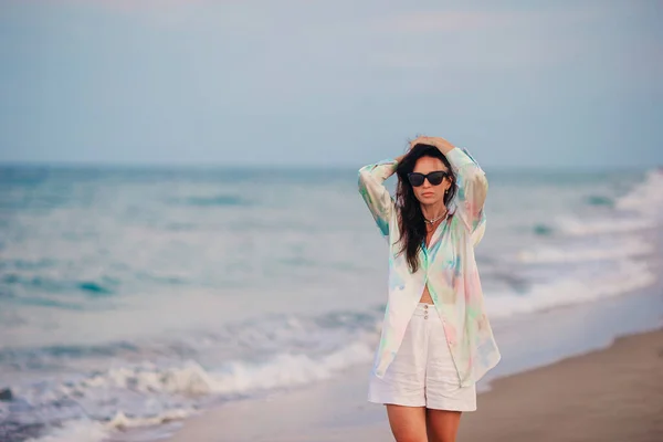 Jovem Mulher Bonita Relaxando Areia Branca Praia Tropical — Fotografia de Stock