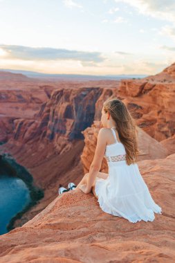 Colorado Nehri, Arizona 'nın muhteşem manzaralı Page Canyon' daki ünlü Horseshoe Bend 'deki mutlu kız. Macera ve turizm konsepti.