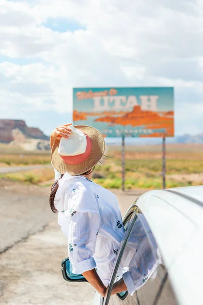 Beautiful Woman Her Trip Car Background Welcome Utah State Border — Stock Photo, Image