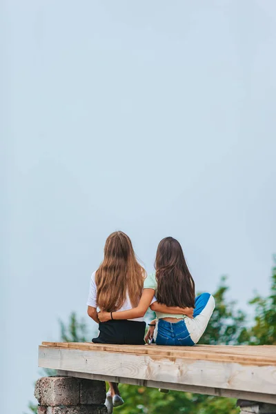 Красивые Счастливые Девушки Сидят Террасе Высоте Горах Фоне Тумана Гор — стоковое фото