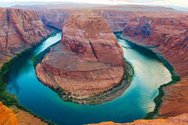 Arizona 'daki Paje Kanyonu' nda gün batımında Horseshoe Band Canyon. Macera ve turizm konsepti. 