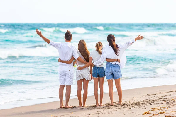 家庭乐趣 有孩子在海滩度假的父母有很多乐趣 — 图库照片