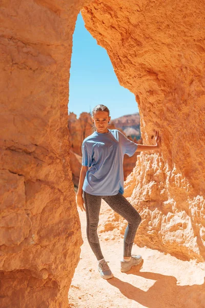 Happy Teen Flicka Vandring Bryce Canyon Nationalparker Utah Usa Ung Royaltyfria Stockfoton