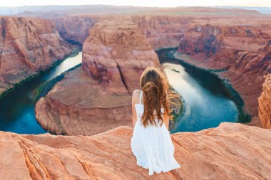 Colorado Nehri, Arizona 'nın muhteşem manzaralı Page Canyon' daki ünlü Horseshoe Bend 'deki mutlu kız. Macera ve turizm konsepti.