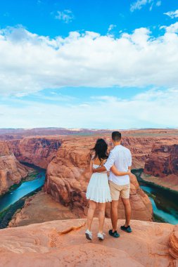 Arizona 'da Horseshoe Band Canyon' da tatilde olan genç bir çift. Macera ve turizm konsepti. Amerika 'nın güzel doğası