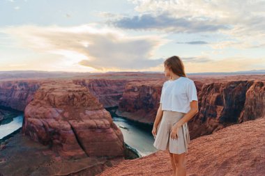 Colorado Nehri, Arizona 'nın muhteşem manzaralı Page Canyon' daki ünlü Horseshoe Bend 'deki mutlu kız. Macera ve turizm konsepti.