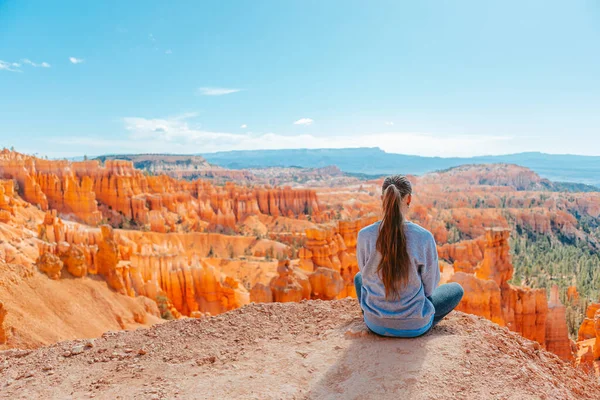 Turistka Bryce Canyonu Odpočívá Vychutnává Výhled Krásnou Přírodní Krajinu Kopyty Stock Obrázky