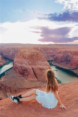 Colorado Nehri, Arizona 'nın muhteşem manzaralı Page Canyon' daki ünlü Horseshoe Bend 'deki mutlu kız. Macera ve turizm konsepti.
