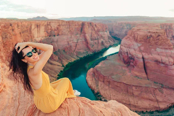 Frau Urlaub Horseshoe Band Canyon Page Arizona Erlebnis Und Tourismuskonzept — Stockfoto