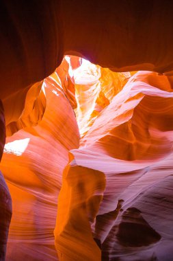 Arizona, Powell Gölü 'ndeki ünlü Antilop Kanyonu' ndaki inanılmaz kumtaşı oluşumlarının güzel geniş açılı görüntüsü.