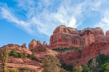 Arizona 'da mavi gökyüzü olan Sedona' daki Manzaralı Katedral Kayası