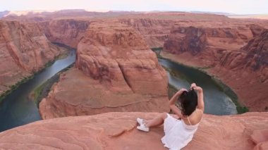 Arizona 'da Horseshoe Band Canyon' da tatilde olan bir kadın. Macera ve turizm konsepti. 